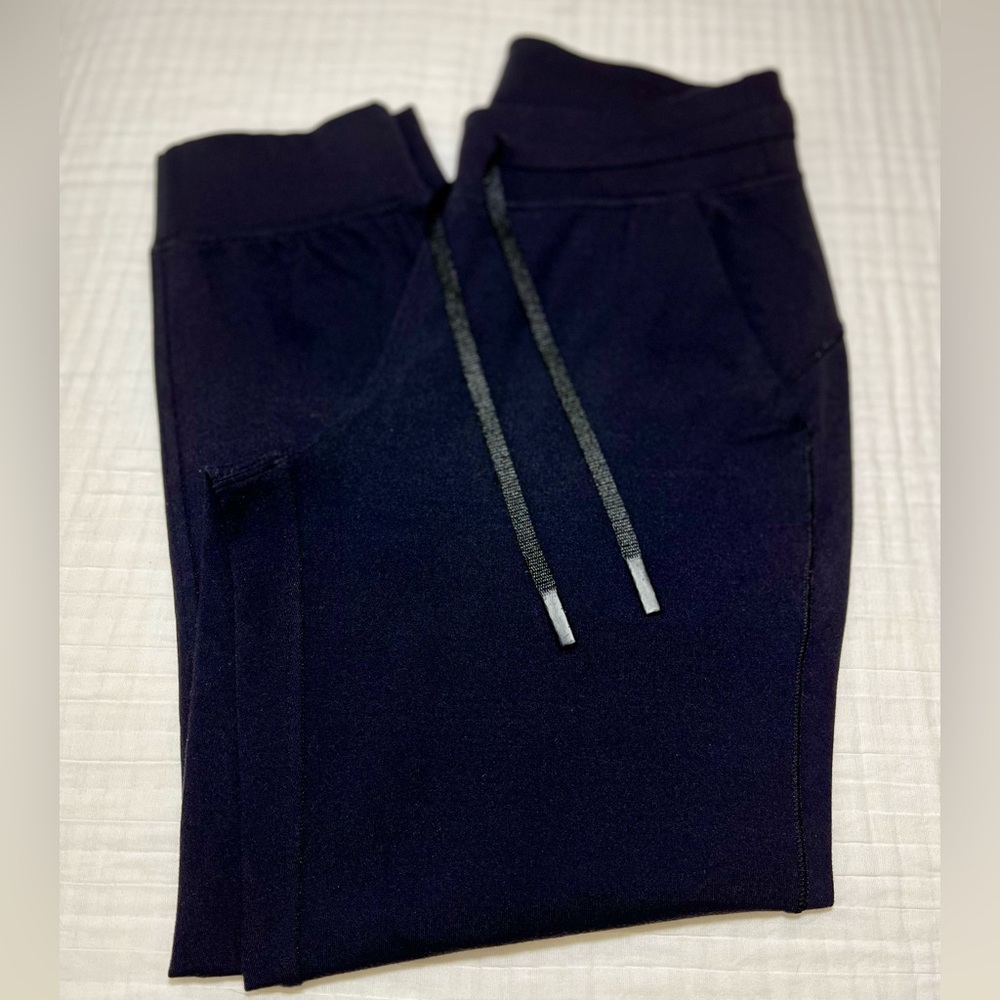 Used Lululemon Butter Jogger crop, Size 4
Excellent for petite 5”
